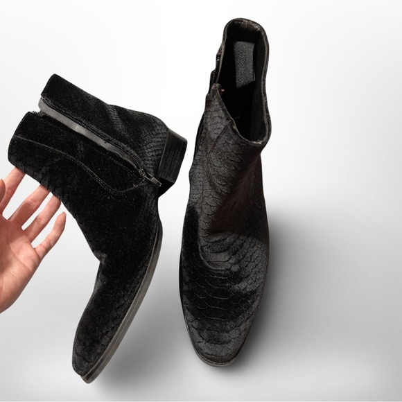 RARE VTG Steve Madden Crocodile Black Velvet SANTOS Chelsea Boots 7M - Picture 6 of 8